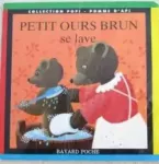 Petit ours brun se lave