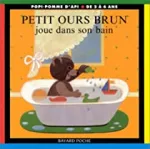 Petit Ours Brun joue dans son bain