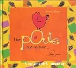 Une poule sur un mur