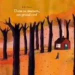 Dans sa maison, un grand cerf